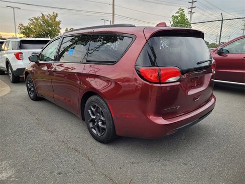 Used 2018 Chrysler Pacifica Touring-L Plus image 3