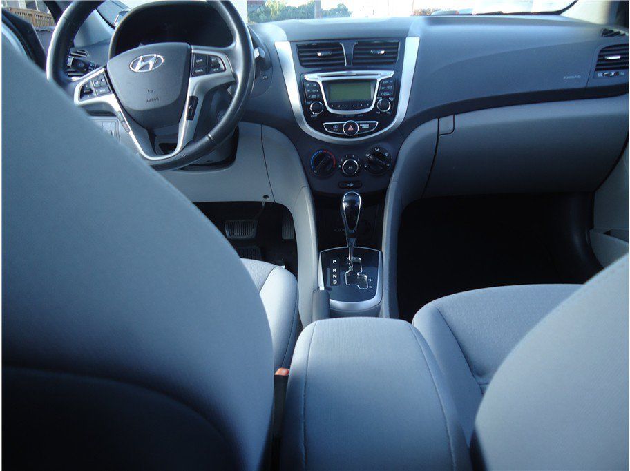 Used 2013 Hyundai Accent SE FWD image 22