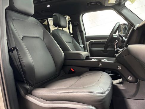 New 2026 Land Rover Defender 130 X-Dynamic SE image 31