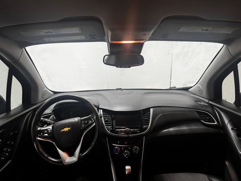 Used 2022 Chevrolet Trax LT w/ LT Convenience Package image 2