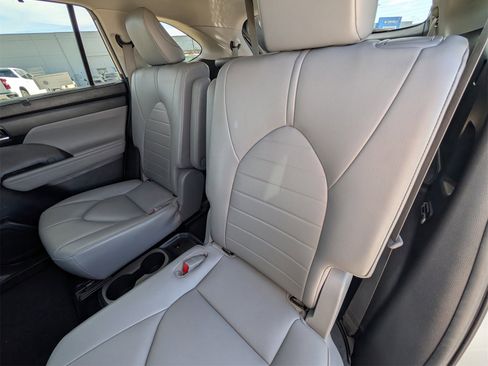 Used 2021 Toyota Highlander XLE image 24