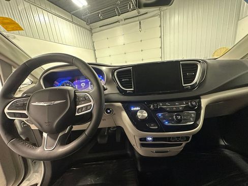 Used 2023 Chrysler Pacifica Touring-L FWD image 43