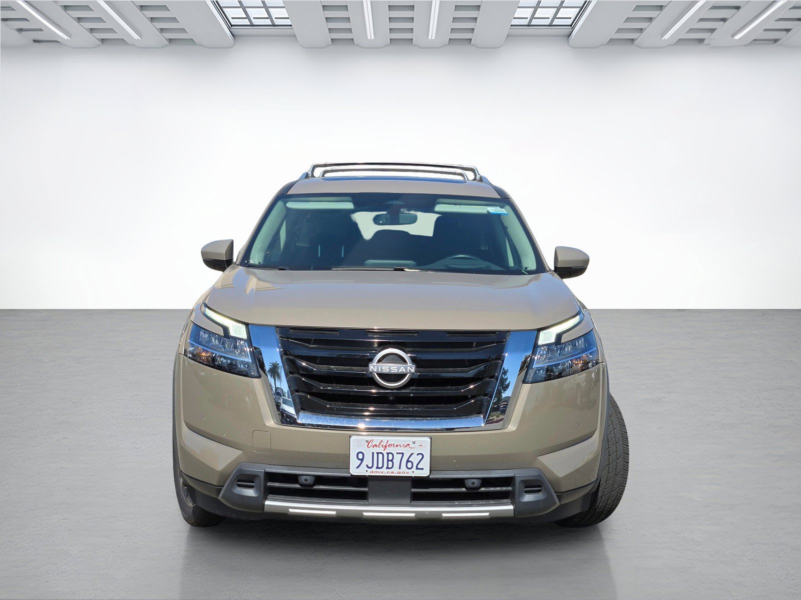 Used 2023 Nissan Pathfinder Platinum w/ Cargo Package AWD/4WD image 2
