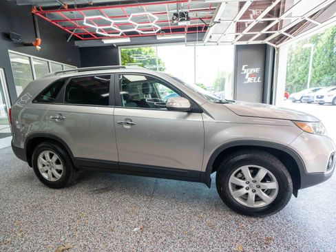 Used 2012 Kia Sorento LX w/ Convenience Pkg FWD image 5