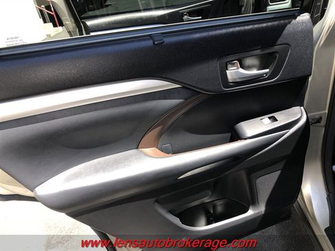 Used 2014 Toyota Highlander XLE FWD image 17