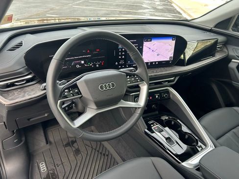 Used 2025 Audi Q5 Premium w/ Convenience Package image 3