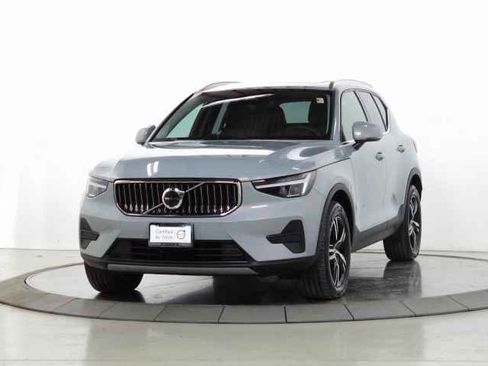 Certified 2025 Volvo XC40 B5 Core image 4