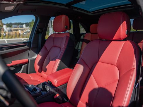 Certified 2026 Porsche Macan AWD/4WD image 5