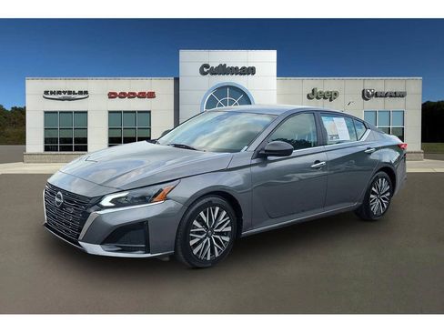 Used 2025 Nissan Altima 2.5 SV FWD image 7