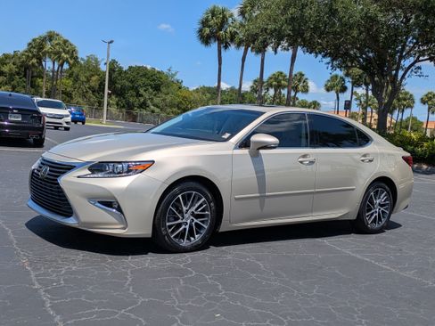 Used 2017 Lexus ES 350 w/ Luxury Package FWD image 2