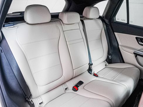 Used 2025 Mercedes-Benz GLC 350e 4MATIC image 10