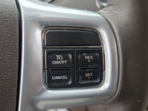 Used 2013 Chrysler Town & Country Touring FWD image 23