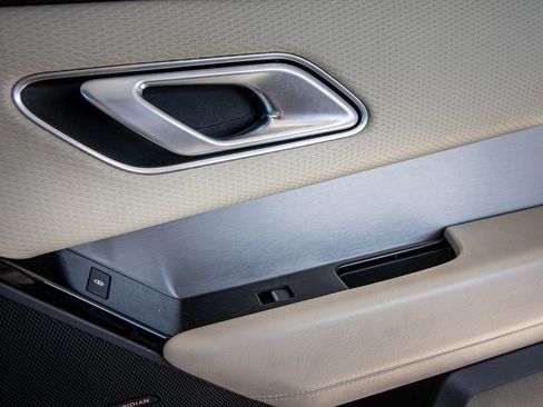 Used 2020 Land Rover Range Rover Velar S image 40