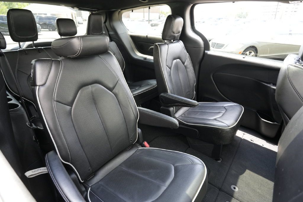 Used 2025 Chrysler Pacifica Limited FWD image 28