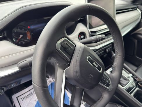 Used 2023 Jeep Compass Limited image 11