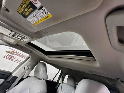 Used 2023 Toyota Highlander XLE AWD/4WD image 10