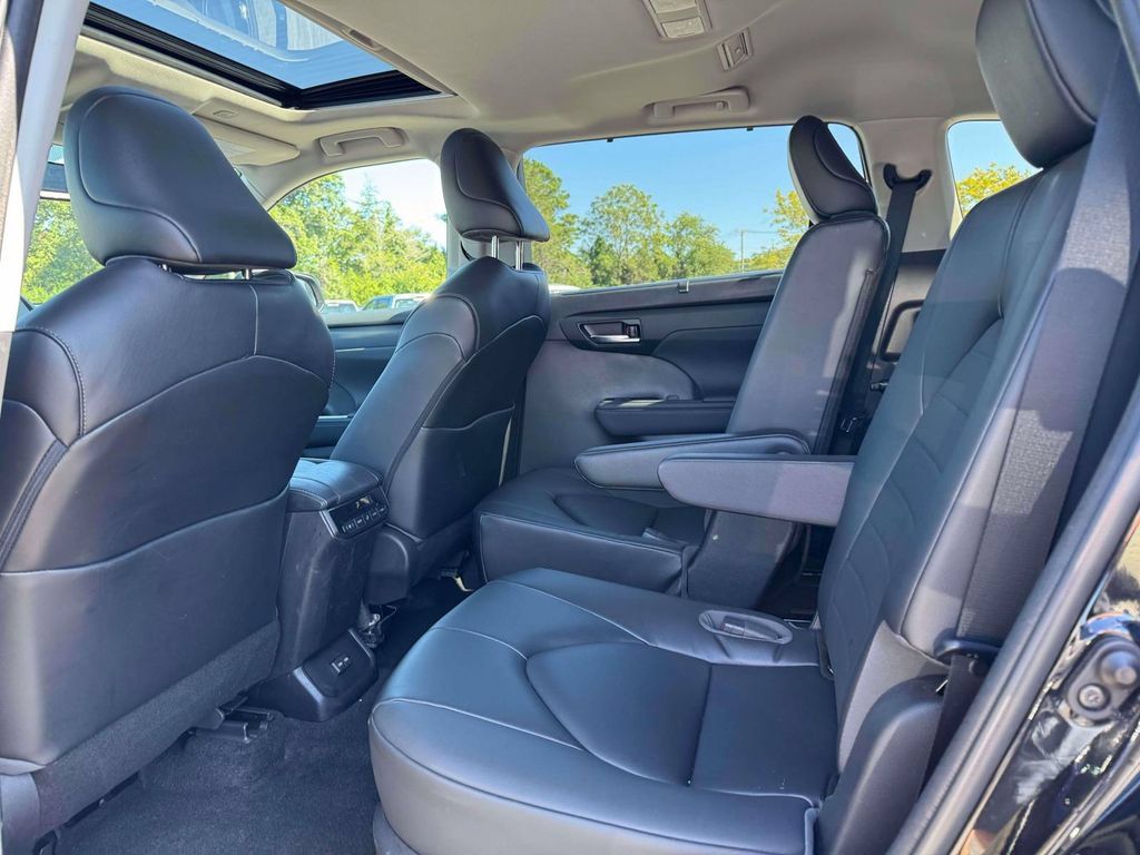 Used 2023 Toyota Highlander XLE AWD/4WD image 14