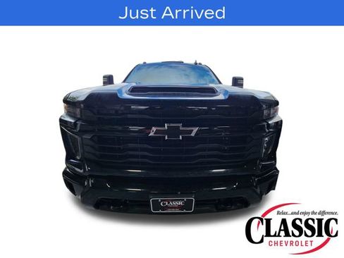 Used 2024 Chevrolet Silverado 2500 Custom w/ Custom Value Package image 3