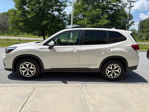 Used 2019 Subaru Forester Premium w/ All-Weather Package AWD/4WD image 4