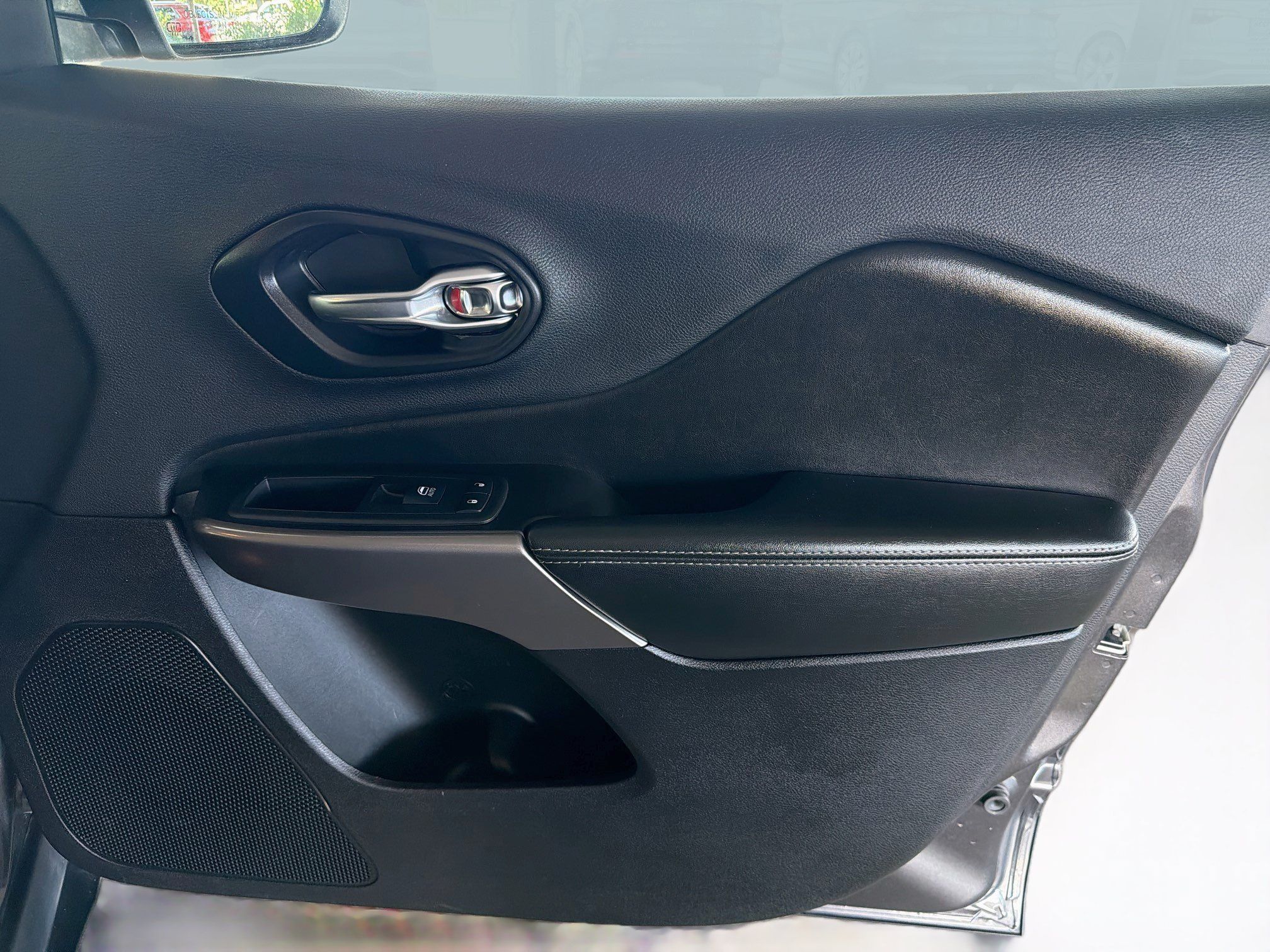Used 2019 Jeep Cherokee Limited AWD/4WD image 34