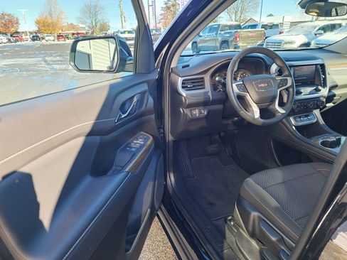 Used 2023 GMC Acadia SLE image 18