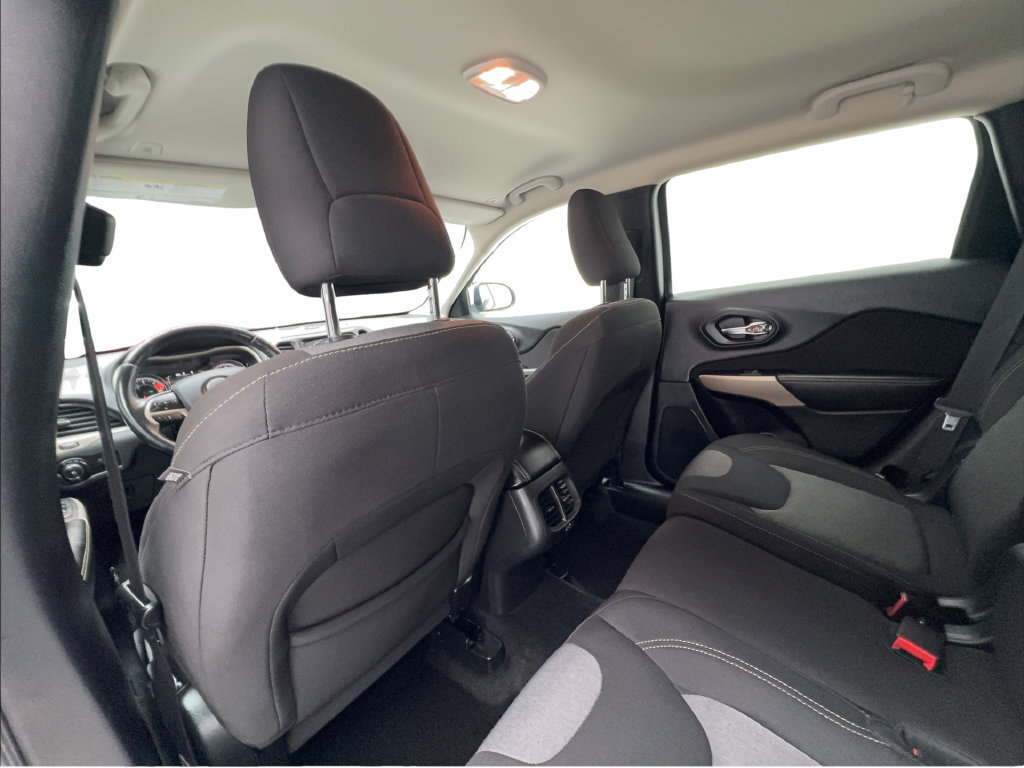 Used 2018 Jeep Cherokee Latitude w/ Altitude Package FWD image 21