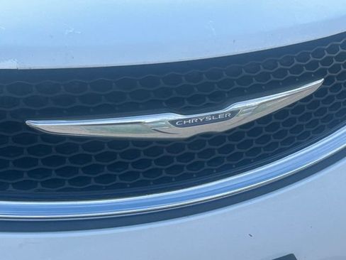 Used 2017 Chrysler Pacifica Touring-L FWD image 9