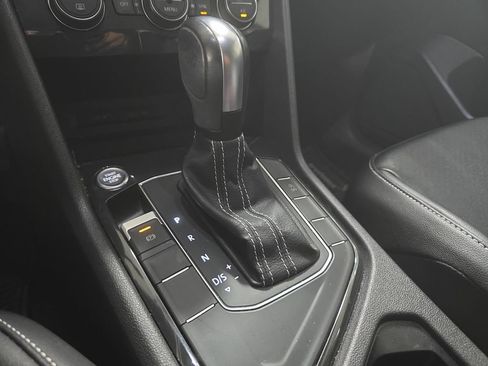 Used 2021 Volkswagen Tiguan SE w/ Panoramic Sunroof Package FWD image 15