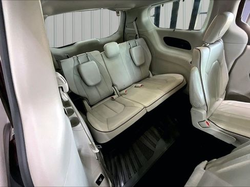 Used 2017 Chrysler Pacifica Limited FWD image 28