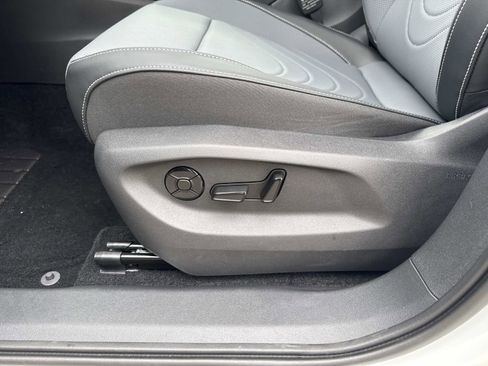 Used 2025 Volkswagen Tiguan SE image 15