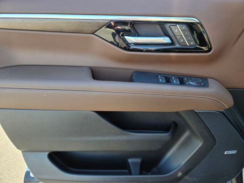 New 2025 Chevrolet Suburban High Country image 12