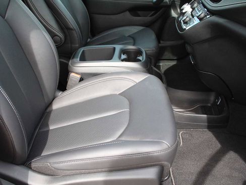 New 2025 Chrysler Pacifica Select AWD/4WD image 19