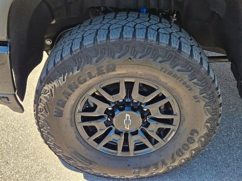 Used 2024 Chevrolet Silverado 2500 ZR2 w/ Technology Package AWD/4WD image 12