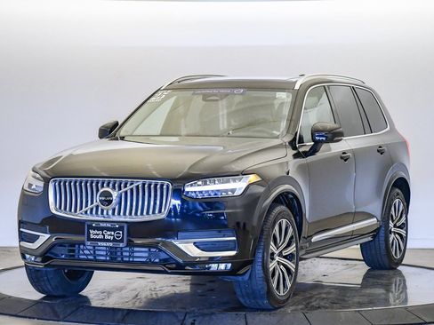 Certified 2025 Volvo XC90 B6 Plus image 1