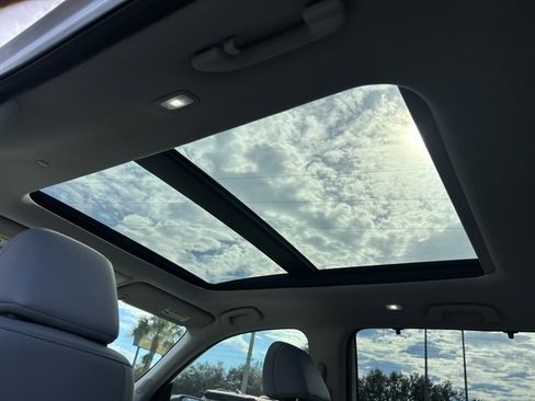 Used 2023 Honda Pilot Touring image 18