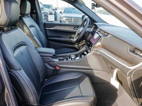 New 2025 Jeep Grand Cherokee Limited w/ Black Appearance Package image 18