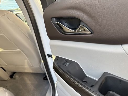 Used 2022 GMC Acadia SLT image 29