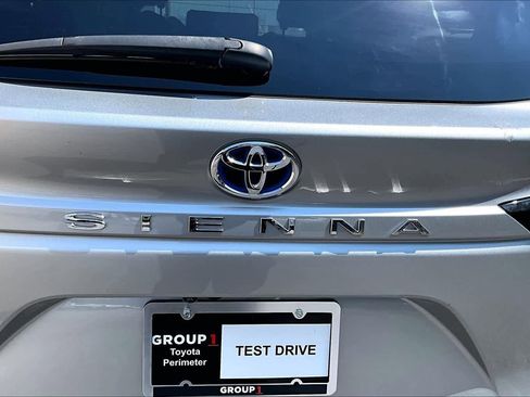 Certified 2023 Toyota Sienna Platinum FWD image 31