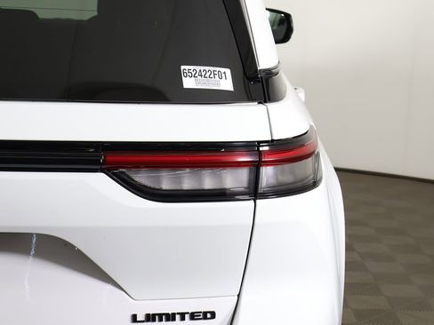 Used 2023 Jeep Grand Cherokee Limited w/ Black Appearance Package image 18