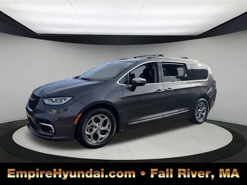 Used 2023 Chrysler Pacifica Limited image 1