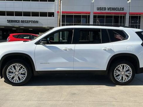 Used 2025 GMC Acadia Elevation w/ Elevation Premium Package FWD image 3
