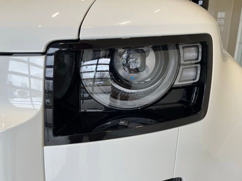 Used 2025 Land Rover Defender 110 X-Dynamic SE image 14