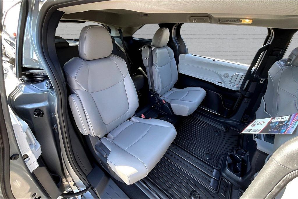 Used 2026 Toyota Sienna XLE FWD image 25