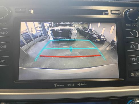 Used 2019 Toyota Highlander XLE image 12