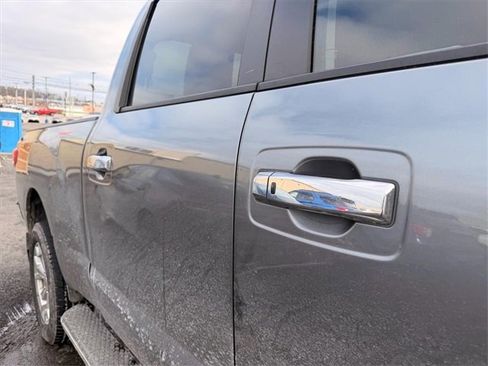 Used 2017 Nissan Titan SV image 11