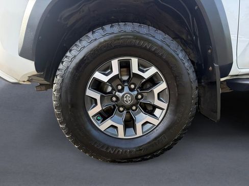 Used 2018 Toyota Tacoma TRD Off-Road w/ Technology Package AWD/4WD image 10