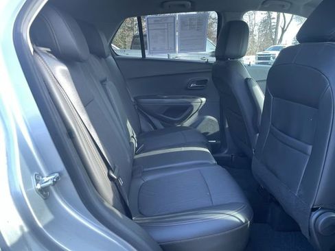 Used 2022 Chevrolet Trax LT w/ LT Convenience Package image 25