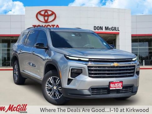 Used 2025 Chevrolet Traverse LT w/ Driver Confidence Package FWD image 1