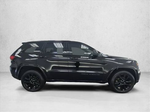 Used 2018 Jeep Grand Cherokee Altitude AWD/4WD image 4