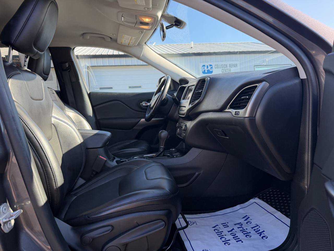 Used 2019 Jeep Cherokee Latitude Plus w/ Cold Weather Group AWD/4WD image 22
